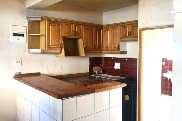 AVAILABLE IMMEDIATLY 
This cosy apartment is waiting for you.
Open plan Kitchenette with stove and BIC s 
Open plan Living area . One ...