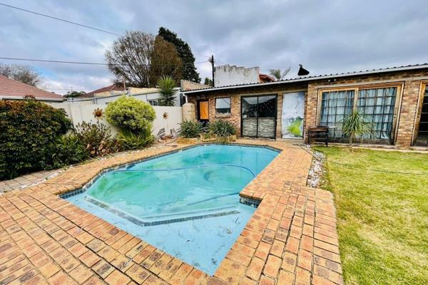 A well kept property for sale in Chrisville offering 2 bedrooms, bathroom, open lounge for life style beautifully designed. 3 flatlets ...