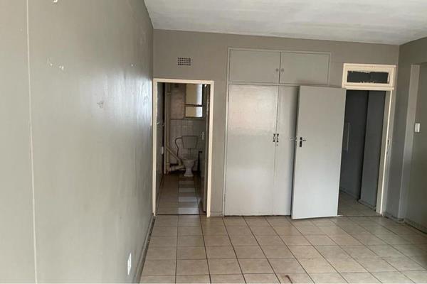 NO DEPOSIT REQUIRED on this spacious bachelor to let in Berea for R3000p/m including utilities.
Panarama place has great potential for ...