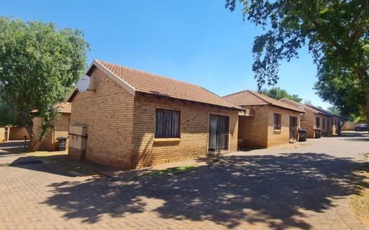 2 Bedroom Townhouse for sale in Witpoortjie