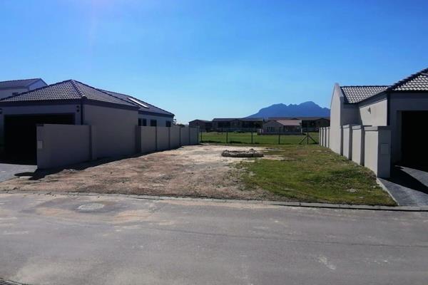 This 312 square meter plot is situated in the gated Close called Sarnia Place.  This is the last plot available in this pet friendly ...