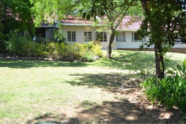 This Bryanston home is a traditional, warm, family home which is conveniently close to the French School – Lycee Jules Verne de ...