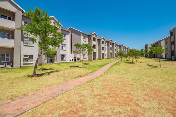 Nestled in the heart of Blue Hills, Midrand, in the famous Stonewood Estate, this two-bedroom, two-bathroom apartment is the essence of ...