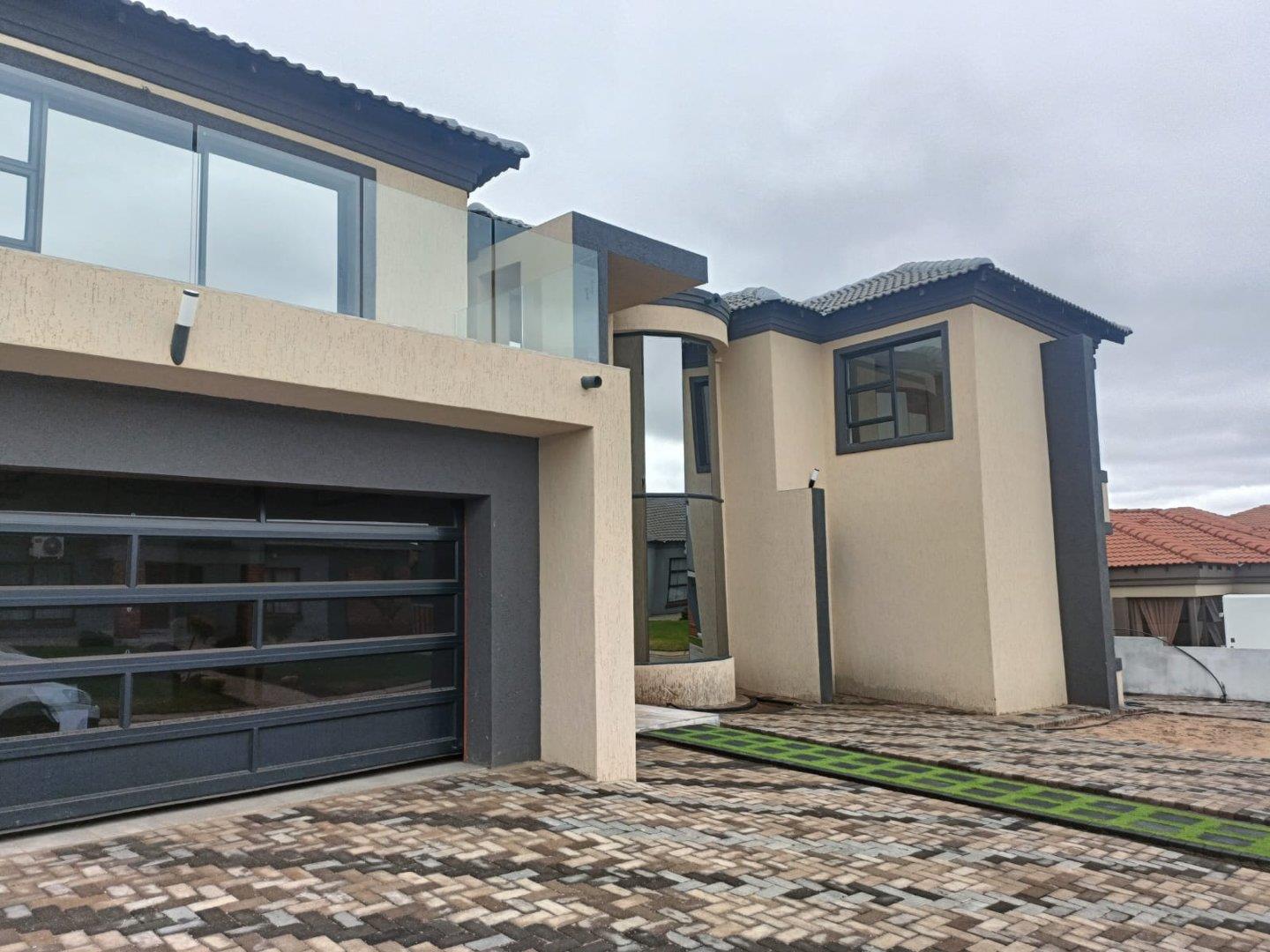 6 Bedroom House for sale in Woodhill Estate P24112405002