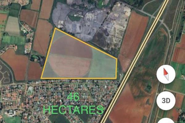 Ideally located in Arconpark this property is by far the best of the best.  Finding farmland in residential areas are few and far ...