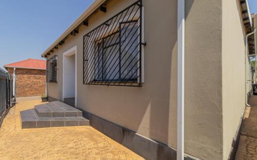 7 Bedroom House for sale in Geduld Ext 1