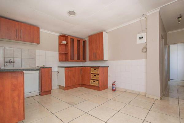 Lovely Family House in Maraisburg For Sale. The property offers 3 bedrooms, 3 bedrooms, Open plan kitchen, dining, lounge, pool. 2 ...