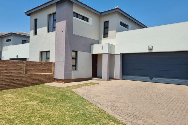 Thatchfield Ridge is the newest security estate in Thatchfield, properties are modern with low maintenance gardens. 

This stunning ...