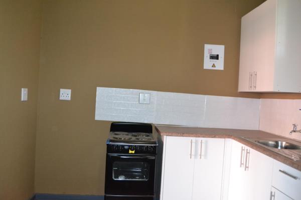 Rosettenville Bachelor flat with lots of natural lighting; kitchen and 1 bathroom with ...