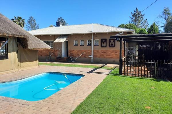 Die huis is baie netjies onderhou en oorgedoen. Die houtvloere lyk splinternuut, met die huis uiters netjies. Die buite braai area met ...