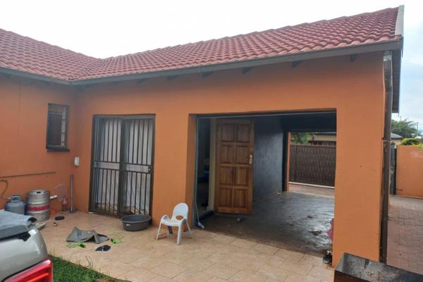 On a 297 sqm stand, this property offers:
3 bedrooms
2 bathrooms
lounge
dinning area
1 garage

Situated close to amenities.