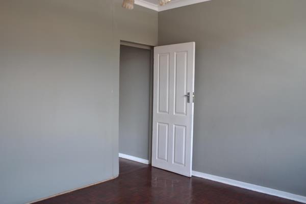 Rosettenville Bedroom flat with lots of natural lighting; kitchen and 1 bathroom with ...