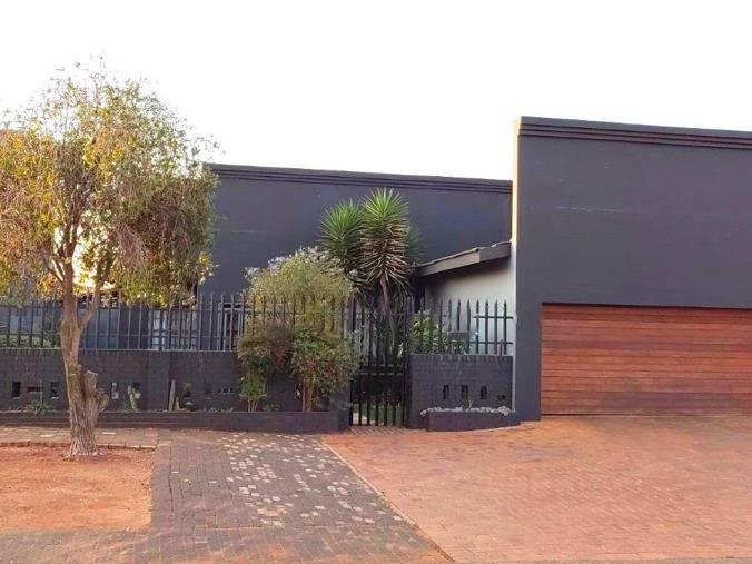 5 Bedroom House for Sale in Lenasia Ext 3