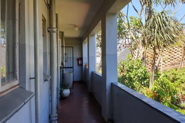 Charming furnished bachelor flat for sale in Warner Beach. Neatly tiled throughout with gorgeous sea views. Generously sized open-plan ...