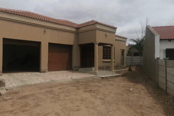 This lovely neat and spacious family home offers:
Lounge and dining or family room
Spacious neat and fully fitted kitchen
2 ...