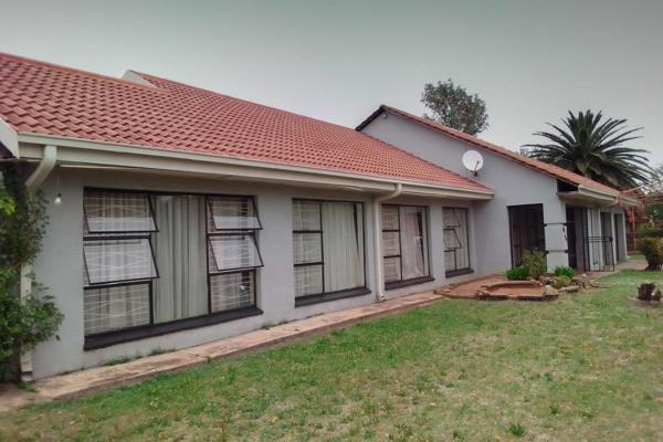 Needs T L C !!
3 Bedrooms, lounge, dining, TV-room, study, kitchen.
2 Bathrooms
Double garage
Prepaid electricity (not connected)