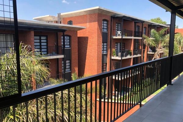 Across the road from Melrose Arch, centrally situated a walk to restaurants and shopping centres. 

2 Bedrooms both en-suite with full ...