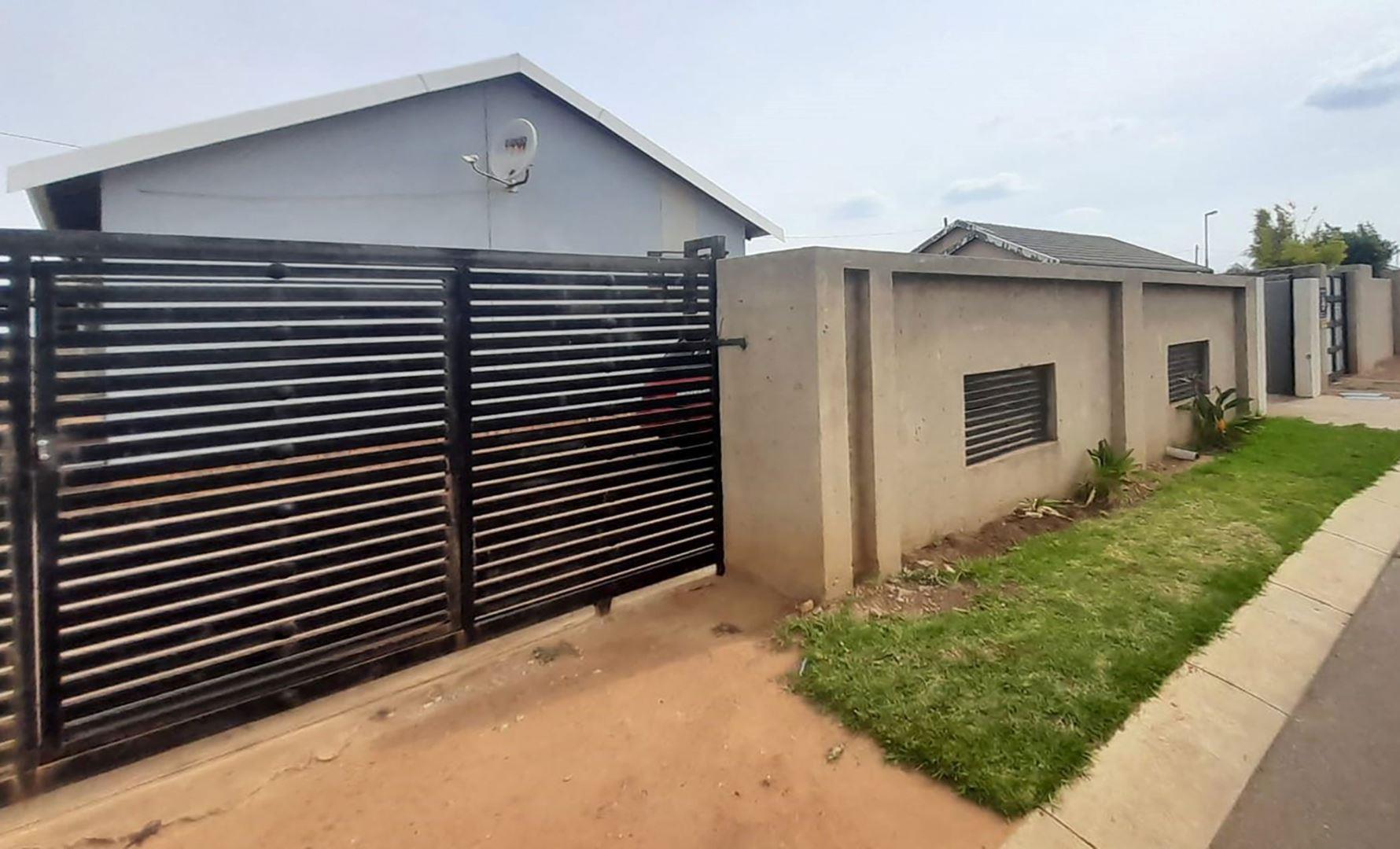 2 Bedroom House for sale in Savanna City P24113571417