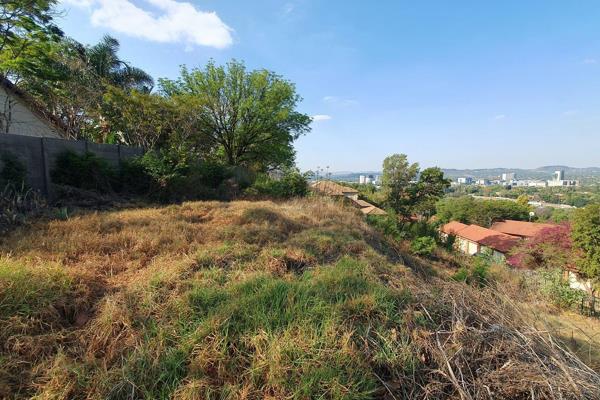 Great opportunity to develop this prime secure land with lovely views of Pretoria.
Zoned for building of 4 exclusive units.
Situated ...