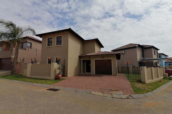 Lock-up and go Townhouse in a small complex in the boomed off Jordaan Park suburb.  The ...