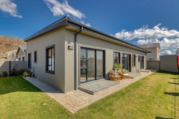 Modern Brand new Family home in Gordons Bay in the secure estate of Bay Village.   No transfer duty !
Comprising of 3 Double Bedrooms ...