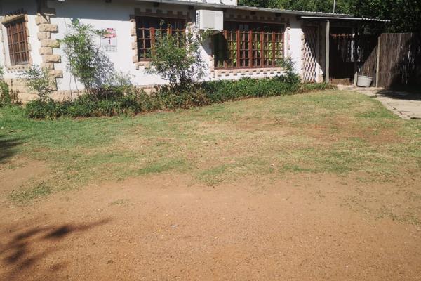 Neat &amp; Large 2 Bedroom Garden Cottage/house to rent on HORSE RIDING YARD. 

* Open ...