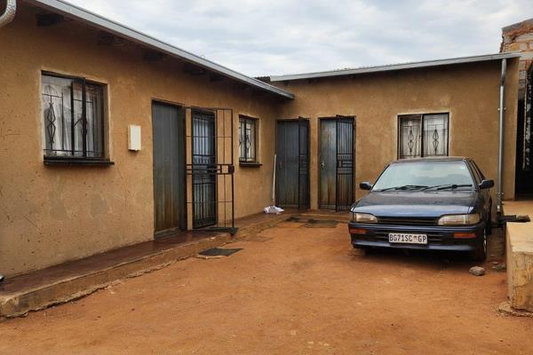 Spacious House for Sale In Tembisa ILILIBA This secure well kept family home offers the following: 2 bedrooms 1 bathroom( main house) ...