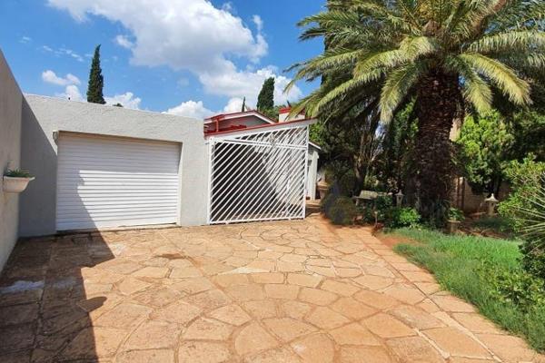 This 3 bedroom standard house in Ext 5 Lenasia is quite appealing! Offering a comfortable living space with convenient amenities. The ...