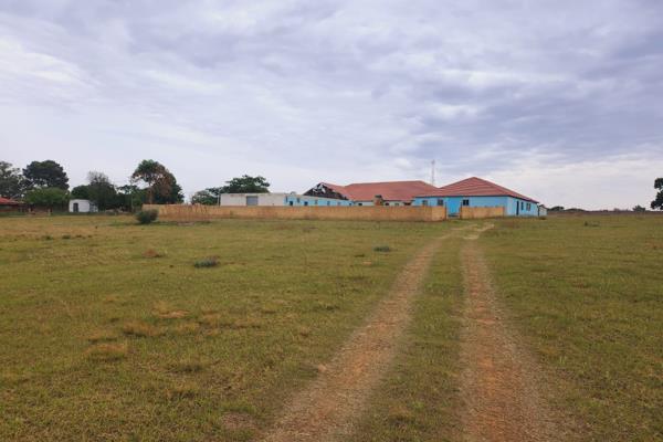 This 4.642ha plot in Ten Acres consists of an incomplete house and outside buildings. The property offers 15 bedrooms, 5 bathrooms, 5 ...