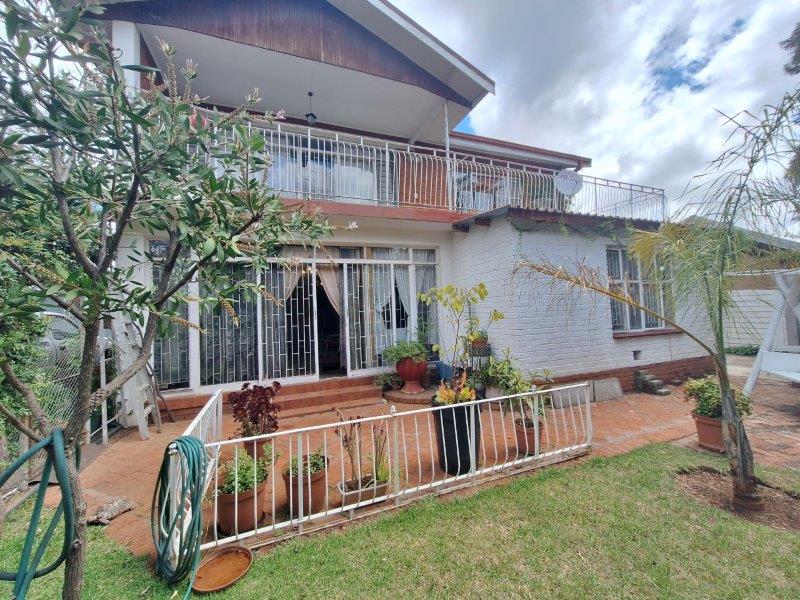 6 Bedroom Townhouse for sale in Generaal De Wet P24113578362