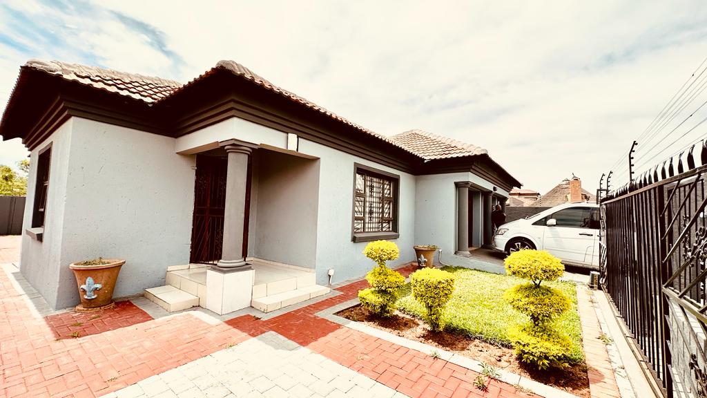 4 Bedroom House for sale in Heatherview P24113578966