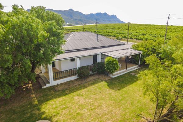 SOLE &amp; EXCLUSIVE:  The property is situated on a 952sqm plot in Riebeek Kasteel ...