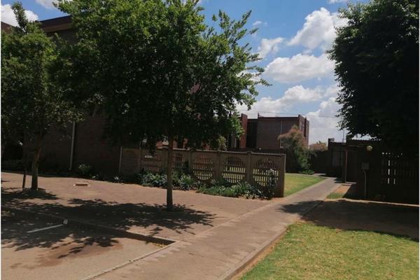 Vanderbijlpark * SE 1 * R600 000.00
* Neat 2 Bedroom Flat
* 3rd Floor
* Kitchen
* Bathroom
* Lounge
* Garage
* Balcony
* Carport
* ...