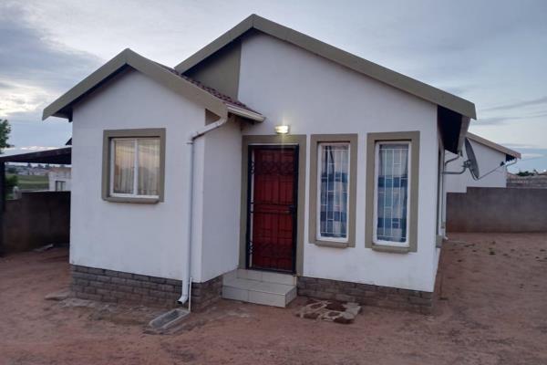 2 Bedrooms house in a big yard next to school, filling station, library and 10 min drive to Witbank CBD.