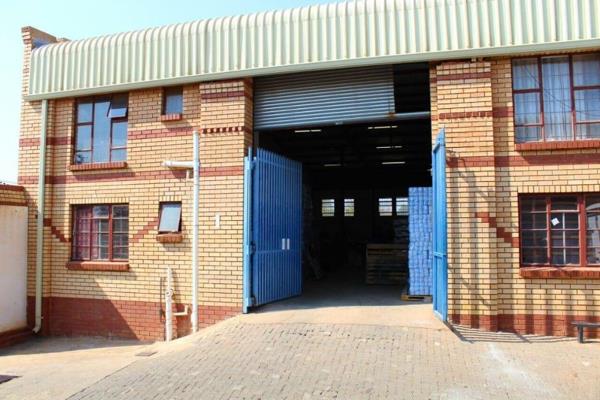 WAREHOUSE FOR SALE IN SUNDERLAND RIDGE
Zoned: Industrial
Common building:  8 units
3098m2
R13 000 000 for sale
Rental income R110 000


