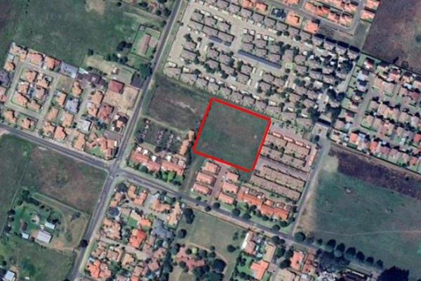 Located in the well established residential area of Sonneveld

Erf size 3,939m2

Development land


