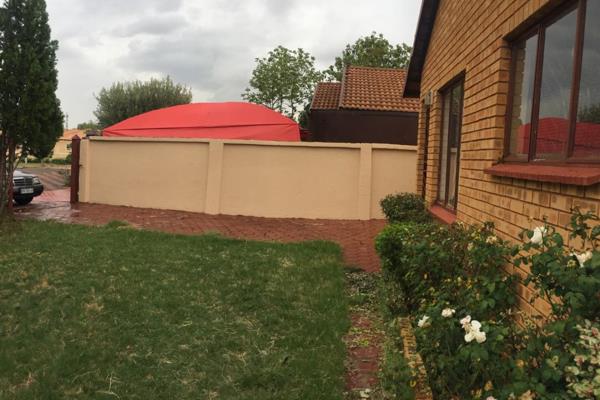 This house is close to  Renbro and Kopanong shopping centres , between and close to  two major roads (N1 andamp; R101). I offers the ...