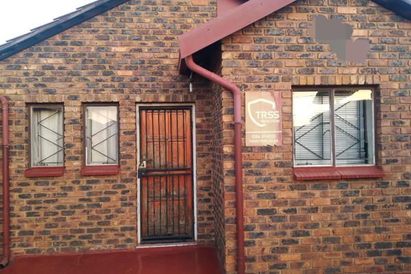 2 Bedroom for rental in clayville with lounge build in kitchen  wadrobe bathroom toilet wall and gate 