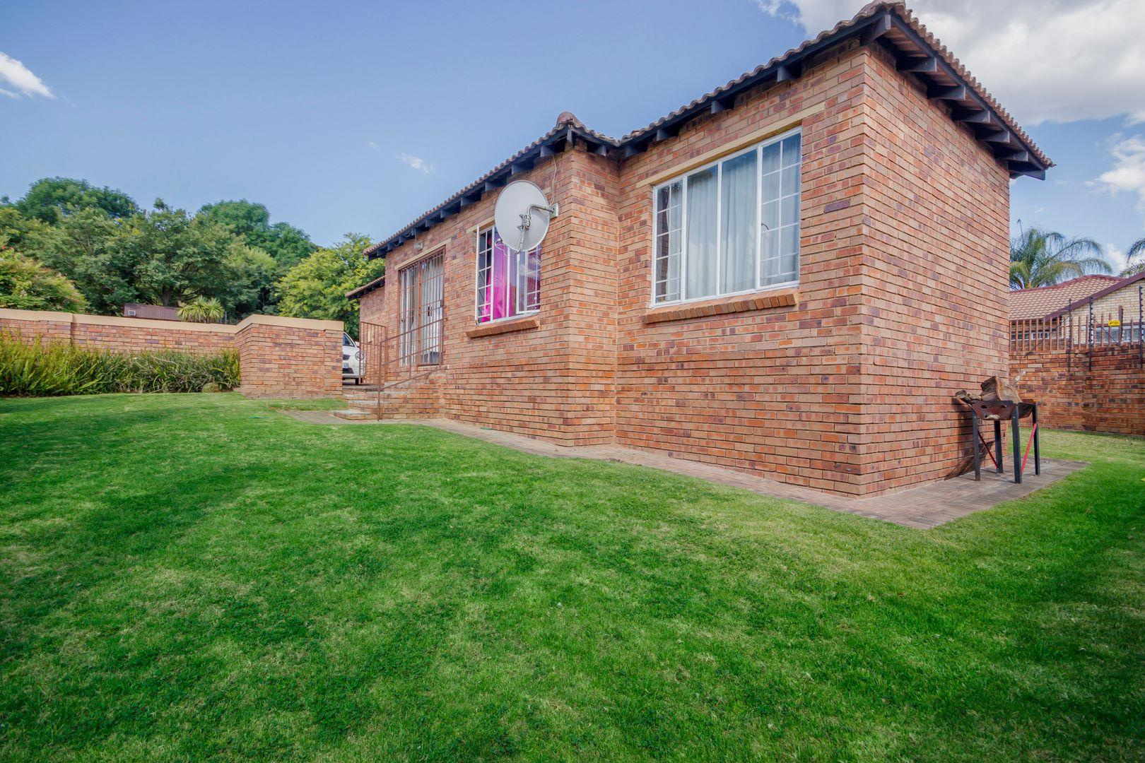 2 Bedroom Townhouse for sale in Honeydew Manor P24113589727