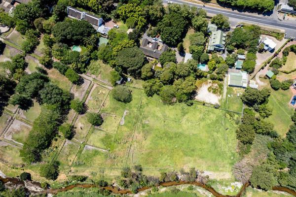 Nestled in the Hout Bay valley, this 11,432sqm farm is a vision of pastoral beauty. With endless arable fields, which currently are ...