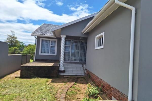 This is a lovely 3 bedroom house with 2 ensuite bathrooms and toilet, kitchen, lounge and dining room. 
It boasts a double garage ...