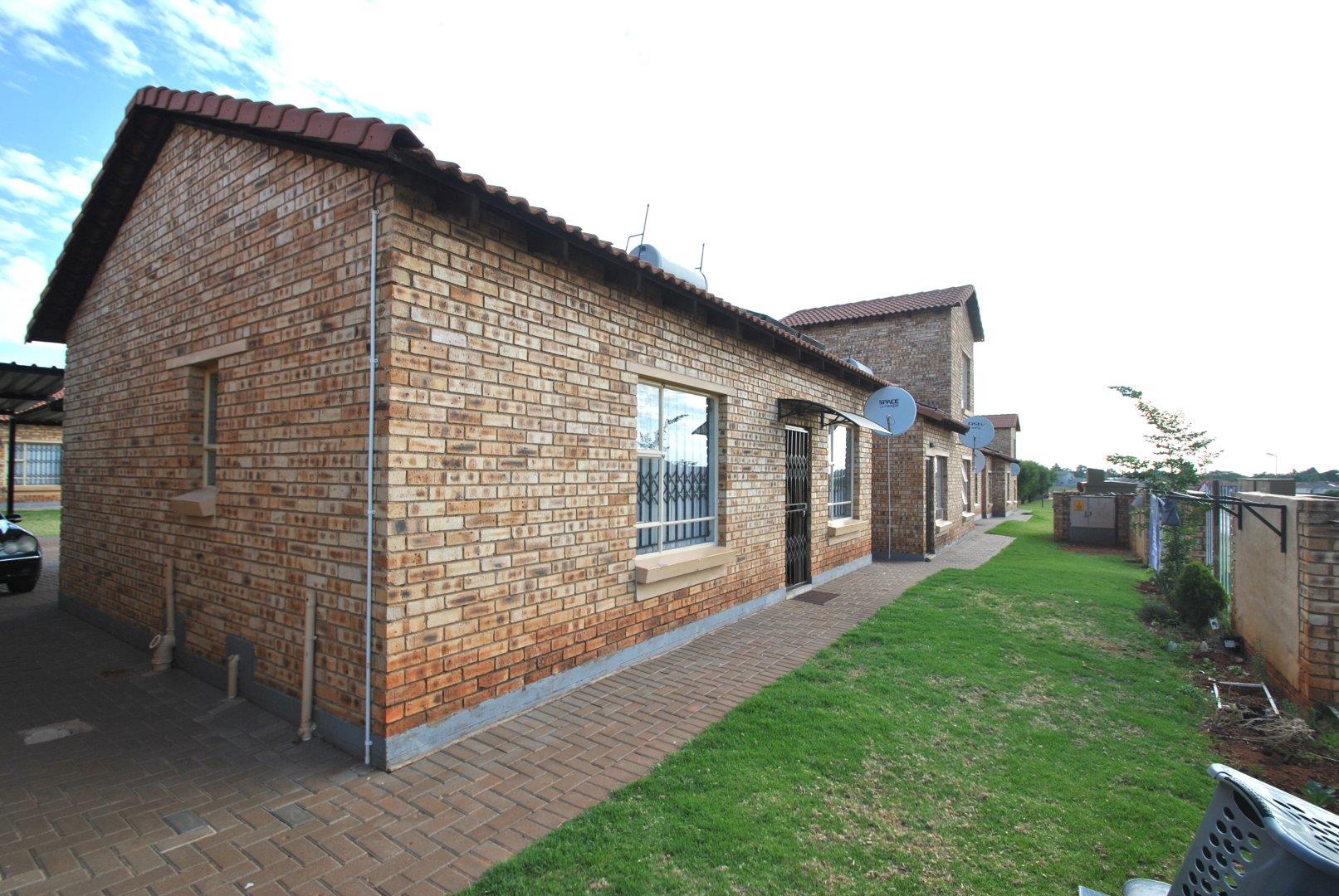 2 Bedroom Townhouse for sale in Dawn Park - P24-113595646