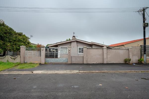 This lovely fully enclosed 3 bedroom property is situated in the family-orientated suburb of Belmont Park and boasts open living spaces ...