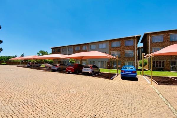 This 2 bedroom flat with one bathroom is available immediately.
Near all highways and Oliver Thambo airport.
Phone me today to arrange ...