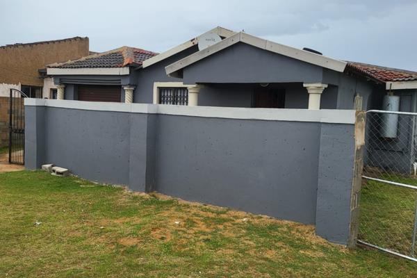 3 bedroom house for sale in Kwamathukuza.

3 Bedrooms
Lounge
Dining Room
Kitchen
Fully Walled with gate
Single Garage

Outside ...