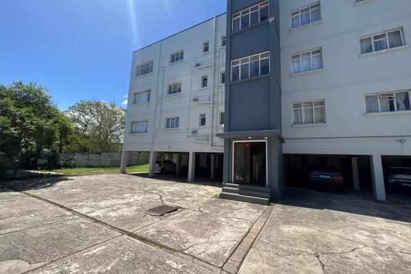 This unit offers 2 huge bedrooms with BIC, Big lounge/TV room, Kitchen with lots of BIC, 1 Bathroom.
Lovely balcony for summer ...