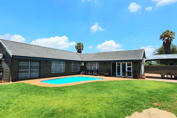 Breathtaking family home offering Elegance and Space.
Walking Distance from Primary School and 5 Min drive from R 59 ...