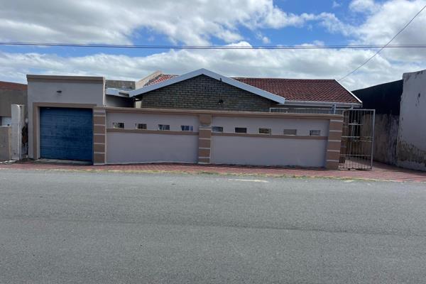 Introducing to you this lovely 3 bedroom house, situated in the up market suburb of Mdantsane.

The lounge and dining is an open plan ...