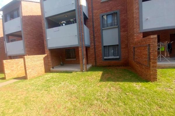 This 2-bedroom townhouse is situated in a security estate in Blue Hills. 

2 Bedrooms. 
1 Bathroom.
Living area.
2 ...