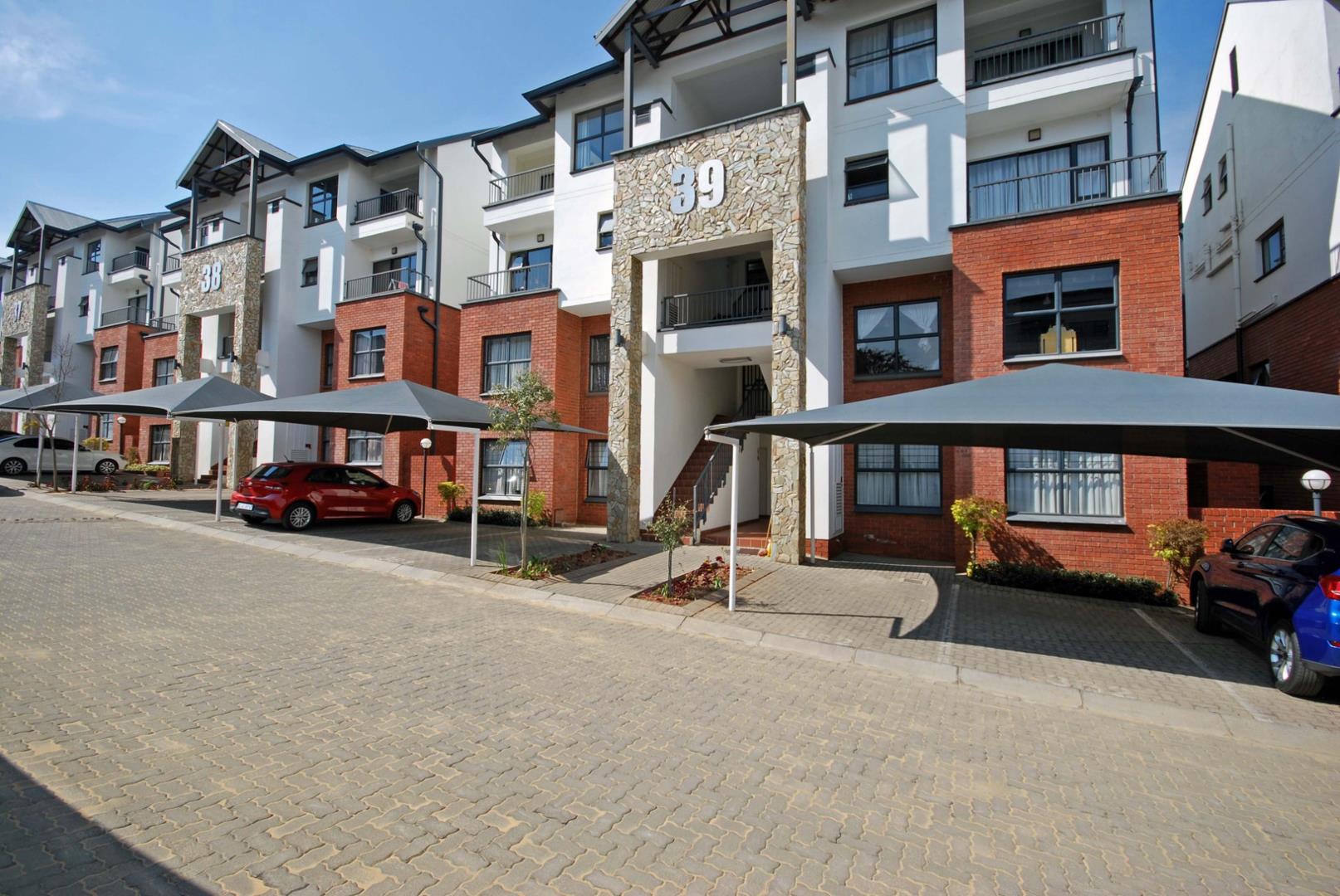 3 Bedroom Townhouse for sale in Oakdene - P24-113601845
